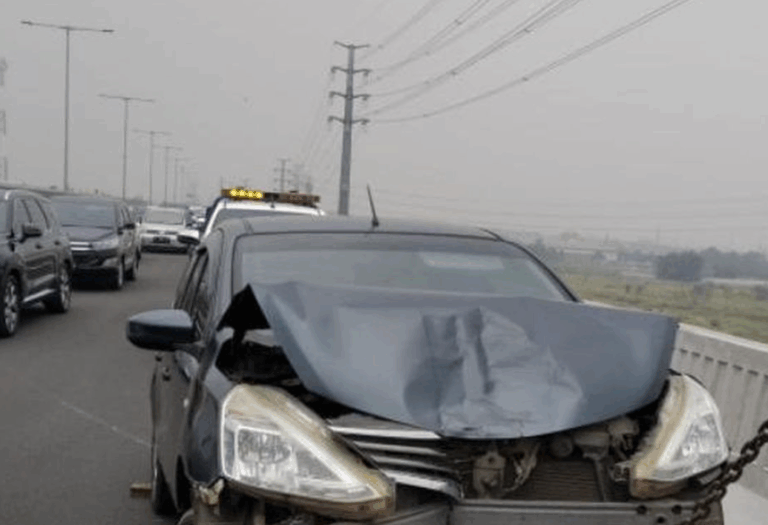 kecelakaan-beruntun-yang-terjadi-di-tol-layang-bmz