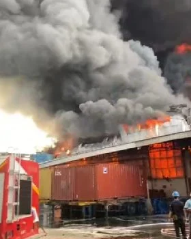 Pabrik Minyak di Medan Terbakar Besar