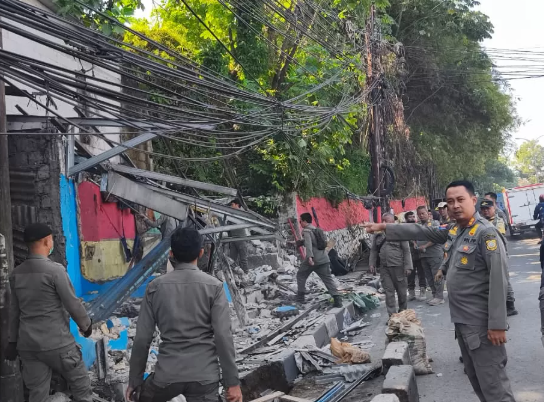 satpol-pp-bongkar-6-gedung-liar-di-citeureup