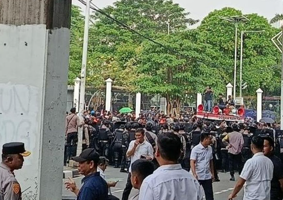 banyak-massa-ricuh-di-depan-lapangan-gbk