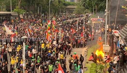 massa-demo-polda-metro-pergi-ke-gatsu