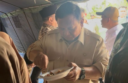 momen-prabowo-makan-bareng-dengan-pengungsi-di-bireuen