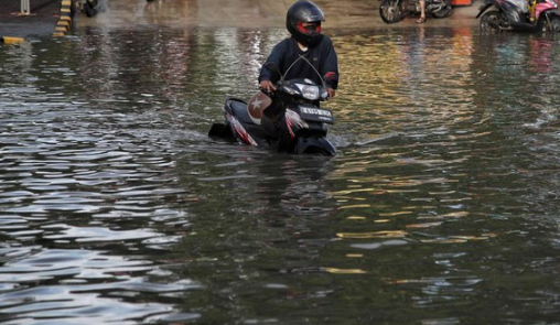 kali-krukut-jaksel-meluap-usai-hujan-deras