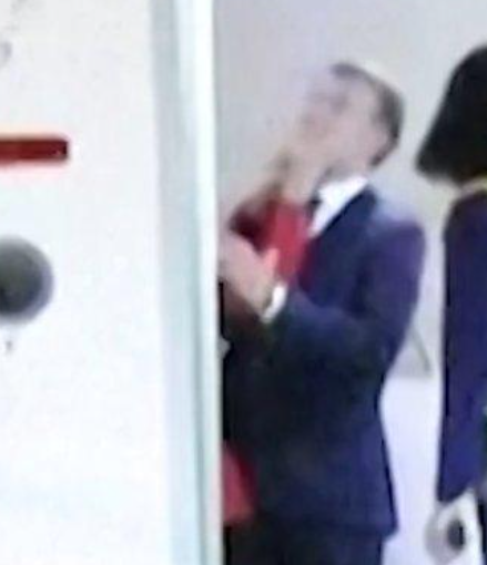 ibu-negara-prancis-mendorong-wajah-presiden-macron