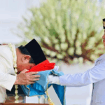 prabowo-mencium-bendera-merah-putih-saat-hut-ri