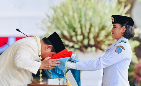 prabowo-mencium-bendera-merah-putih-saat-hut-ri