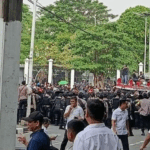 banyak-massa-ricuh-di-depan-lapangan-gbk