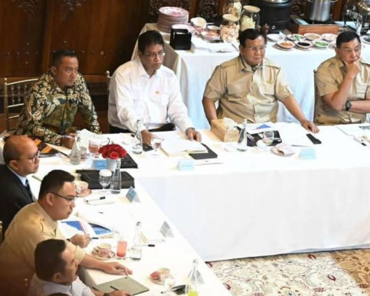 prabowo-gelar-ratas-di-kertanegara-beri-arahan-ke-mentan