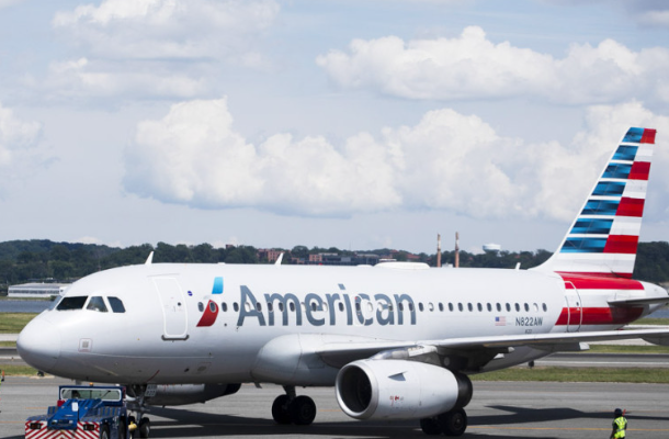 bau-misterius-american-airlines-membuat-pendaratan-darurat
