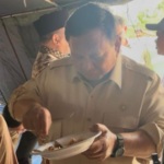 momen-prabowo-makan-bareng-dengan-pengungsi-di-bireuen
