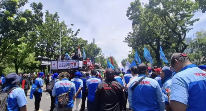 banyak-buruh-protes-untuk-besarkan-upah-minimum