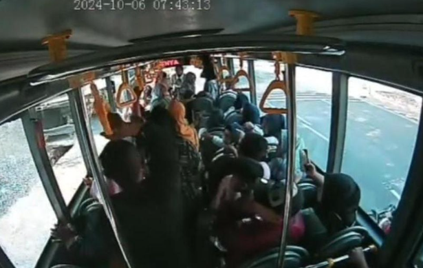 bus-trans-di-jatim-dilempari-batu