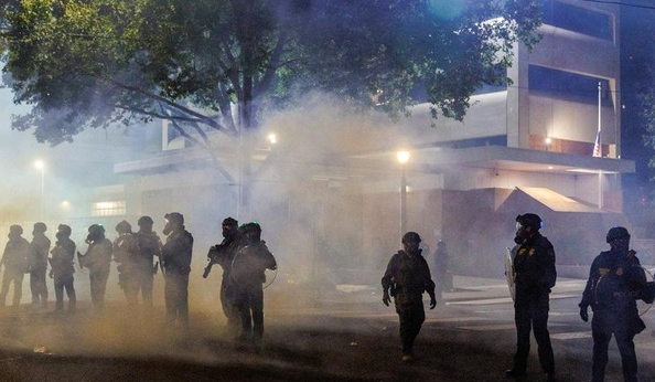 Demo Anti-Trump di Zurich, Polisi Pakai Gas Air Mata