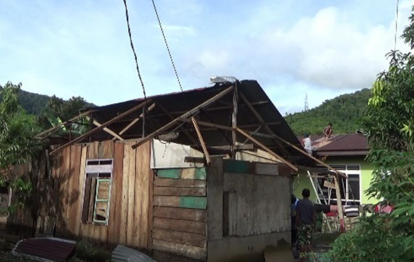 Angin Kencang Rusak Rumah di Sulawesi Selatan