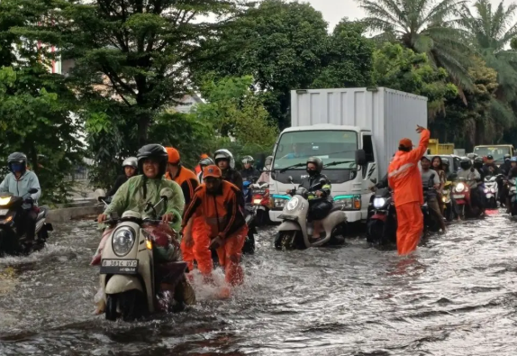 Banjir Jakarta Meluas: 52 RT & 17 Ruas Jalan Tergenang